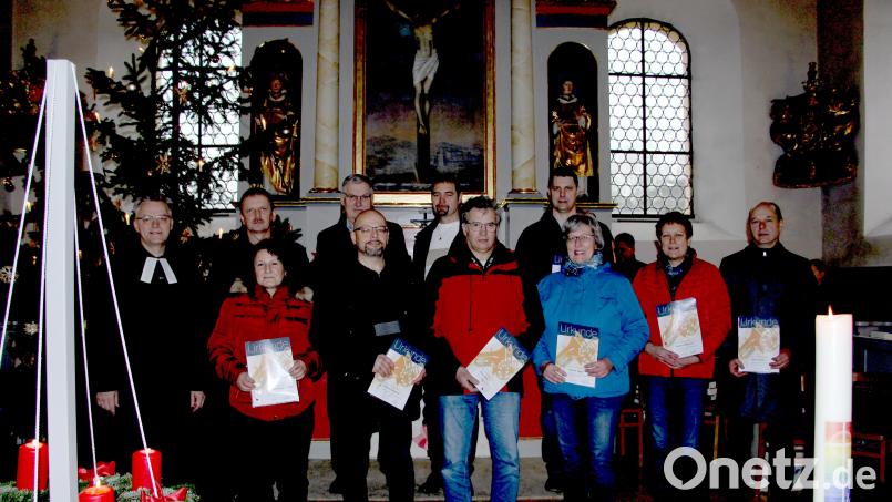 Neben Pfarrer Markus Vedder reihen sich die Jubilarinnen und Jubilare vor dem Altar der St. Ulrichskirche auf. Vorne von links Elisabeth Steger-Piehl, Bernd Schramm, Hans Dorn, Claudia Vogel, Andrea Melchner und Peter Appel, hintere Reihe von links Rainhard Ertel, Karl Lehnerer, Günter Heinl und Ludwig Heinl. Bild: ds