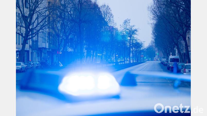 Ein Blaulicht leuchtet auf dem Dach eines Streifenwagens der Polizei. Bild: Christoph Soeder/dpa/Symbolbild