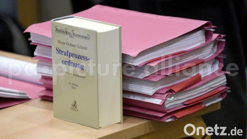 Eine 56-Jährige aus dem Landkreis Amberg-Sulzbach, deren Hund wiederholt Menschen angegriffen hatte, nahm ihren Einspruch gegen ein Urteil des Amtsgerichts zurück. Somit bleibt es bei dem Ersturteil: sieben Monate auf Bewährung. Symbolbild: Carsten Rehder/dpa