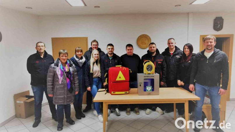 Kommandant Georg Rauch (links) und Vorsitzender Jürgen Bösl (rechts) dankten (von links.) Alexandra Hummer, Nicola Hummer, Wild Martin, Janine Krämer, Fabian Dierl, Johannes Kleber, Thomas Bösl, Andreas Leibl und Katrin Leibl für die Spenden. Bild: gz