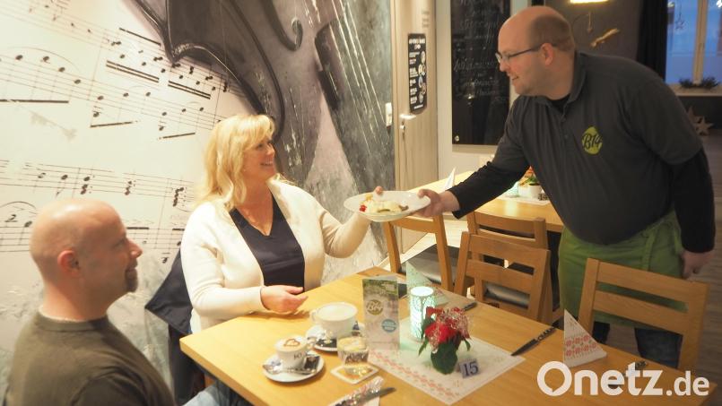 Dominik Weigand ist einer von 13 Mitarbeitern im Musikcafé &quot;B14&quot;, der trotz Behinderung im Service tätig sein kann. Hier serviert er gerade einem Gast Apfelstrudel mit Vanilleeis. Bild: bl