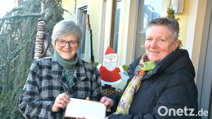 Rita Vogl (rechts) überreichte an Dr. Annemarie Schraml 3500 Euro für die Aktion Feuerkinder. Bild: jr