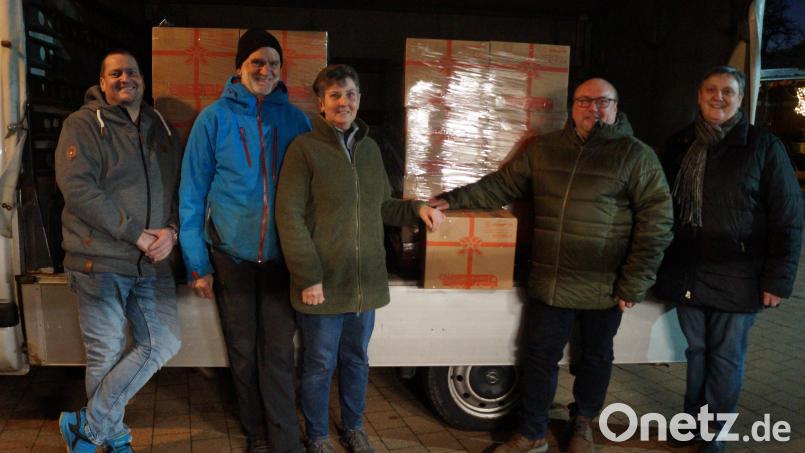 Maria Pretzl und Anton Brand (Dorfladen), Erna und Wolfgang Weidner (Recycling Weidner) und Hubert Irlbacher (DJK)-von rechts beim Aufladen der Pakete. Bild: Gschrey/exb