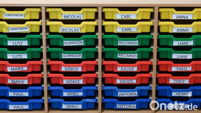 In einem Klassenzimmer sind Ablagefächer mit den Vornamen der Schüler versehen. Bild: Arne Dedert/dpa
