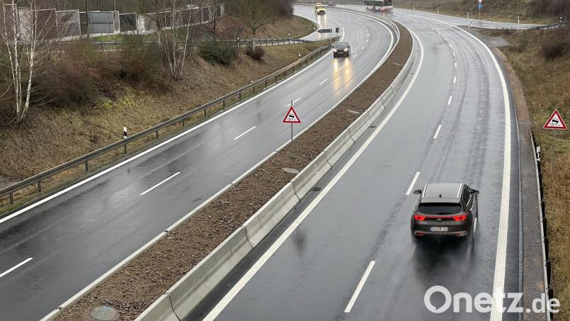 Die Baustelle im Abschnitt der Bundesstraße 85 bei Wackersdorf abgeschlossen. Der Verkehrs rollt wieder ungehindert. Bild: Gerhard Götz
