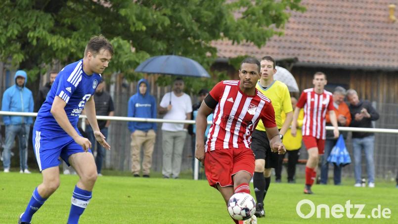 Julian Ceesay (rechts) wird in der kommenden Saison gleichberechtigter Trainer beim SV Inter Bergsteig Amberg neben Helmut Jurek. Archivbild: Hubert Ziegler