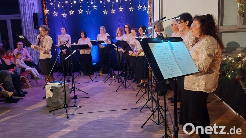 Chorleiterin Ulrike Straub moderiert unterhaltsam zwischen den Stücken beim Konzert, das der zwölfköpfige &quot;C[h]or mit Herz&quot; im Vitusheim in Schnaittenbach gibt. Bild: vt
