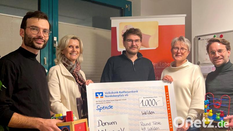 Spendenübergabe bei Donum Vitae. Von links: Markus Rechl (Vizepräsident), Andrea Lang (Bevollmächtigte Donum Vitae), Johannes Lang (Präsident), Elisabeth Schieder (Leiterin der Beratungsstelle) und Severin Hirmer. Bild: Severin Hirmer/exb