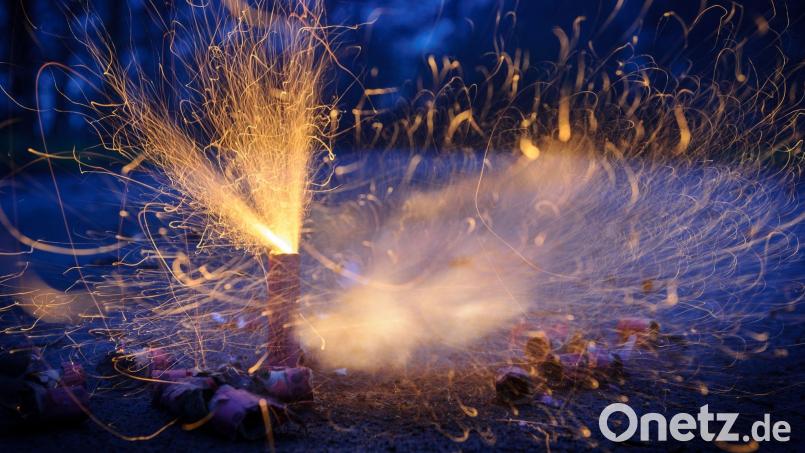 Wer vorsichtig mit Feuerwerk umgeht, kann Silvester genießen. Bild: Tobias Kleinschmidt/dpa/Symbolbild