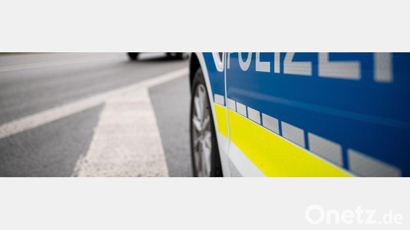 Ein Streifenwagen der Polizei steht auf einer Straße. Bild: Guido Kirchner/dpa/Symbolbild