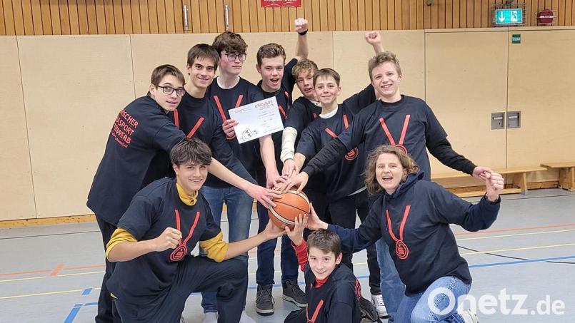 Philipp Thapa, Peter Plesivcak, Marek Plesivcak, Valentin Herrmann, Ben Mutzbauer , Paul Stöberl, Jonas Schmidberger, Leon Böckl, Betreuerin Barbara Meier und Magnus Liebl (von links) bilden das Nabburger Basketball-Team, das beim Landkreisfinale siegreich war. Bild: Barbara Meier/exb
