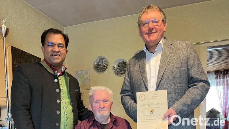 Karl Platzer aus Vilseck feiert 90. Geburtstag. Glückwünsche überbringen Pater Robin (links) und Bürgermeister Hans-Martin Schertl (rechts). Bild: Stefanie Gradl