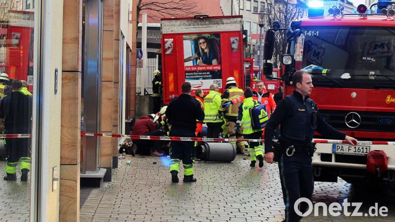 Ein Lastwagen ist in der Passauer Innenstadt in eine Fußgängergruppe gefahren und hat dabei mehrere Menschen verletzt und eine Frau getötet. Bild: -/Zema Medien/dpa