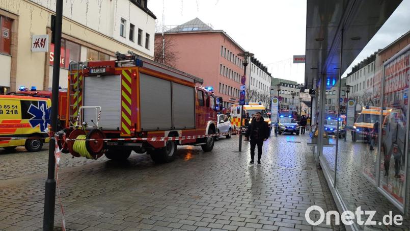Einsatzkräfte von Feuerwehr und Rettungsdienst in der Innenstadt von Passau am Einsatzort. Bild: -/Zema Medien/dpa