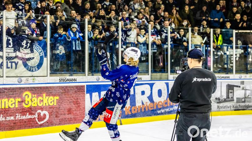 Geburtstagskind Neal Samanski (links) wurde nach dem Derbysieg gegen die Bayreuth Tigers vor der Fankurve der Blue Devils gefeiert. Bild: Tobias Neubert