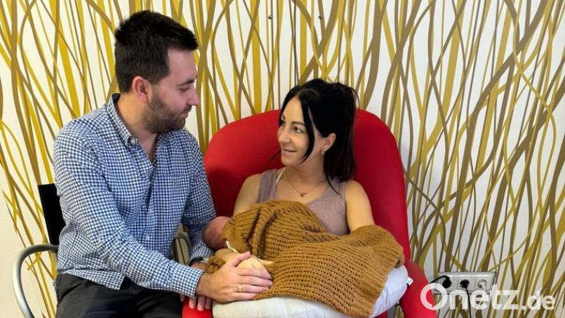 Die kleine Lea verzaubert nicht nur ihre Eltern Sabrina und Daniel, sondern die ganze Station. Bild: M. Herrmann/exb