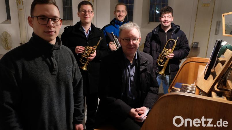Zum Abschluss des Flosser Jubiläumsjahrs spielen (stehend, von links) Georg Bäumler (Pauke), Andreas Bäumler, Jakob Reichl und Stefan Bodenmeier (Trompete) sowie (sitzend) Harald Bäumler (Orgel). Bild: le