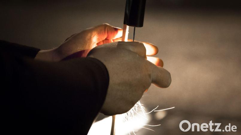 Silvesterraketen, die nach oben abgeschossen werden, sind in Ordnung. In Sulzbach-Rosenberg hat aber ein Unbekannter eine Rakete in Richtung einer Personengruppe abgefeuert. Archivbild: Florian Schuh/dpa