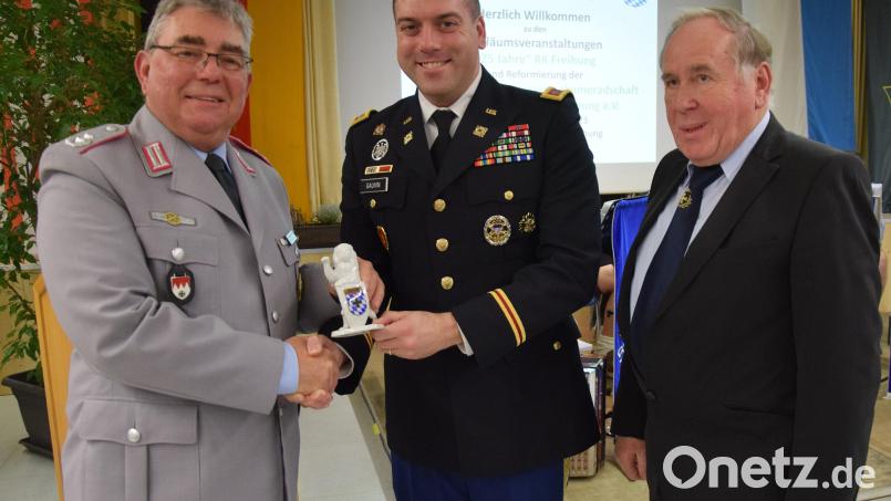 Mit einem bayerischen Löwen aus Porzellan bedankte sich der Freihunger Reservistenvorstand Norbert Bücherl (von links) beim Kommandeur des 18. Combat Sustainment Support Battailon, Lieutenant Colonel Nicholas Gauvin. Dazu gratulierte auch der Vorsitzende des Bayerischen Soldatenbundes von 1874, Horst Embacher. Bild: bö