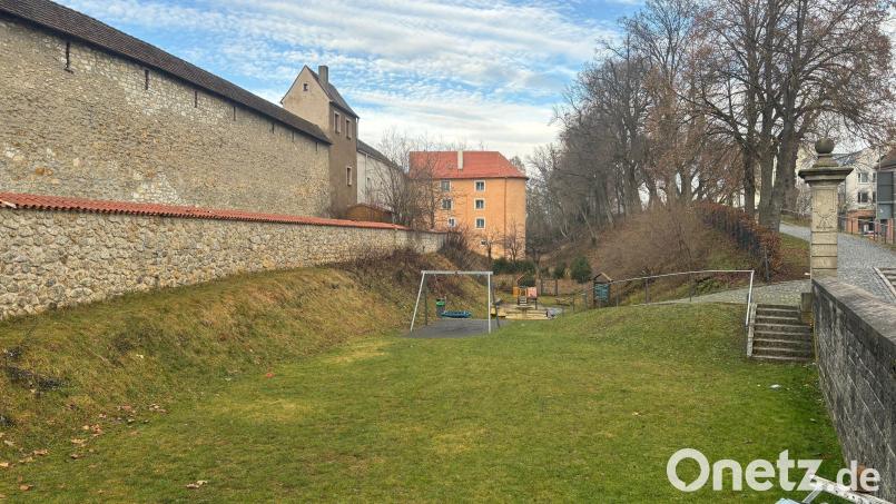 Hier im Sulzbach-Rosenberger Stadtgraben soll eine Boulebahn entstehen. Der Landkreis Amberg-Sulzbach unterstützt auch dieses Projekt mit 2000 Euro Förderung – neben einem Instrumentenlehrpfad für Hirschau und einem Anti-Mobbing-Projekt in Auerbach Bild: Joachim Gebhardt