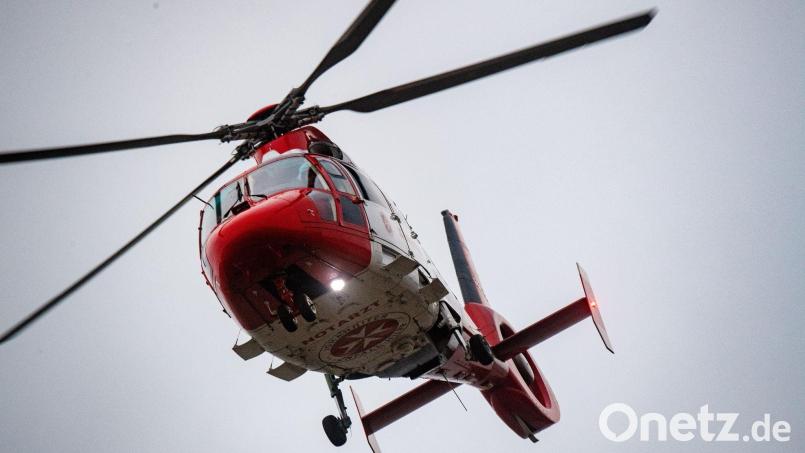 Ein Rettungshubschrauber setzt zur Landung auf dem Flugplatz einer Klinik an. Bild: Stefan Sauer/dpa/Symbolbild