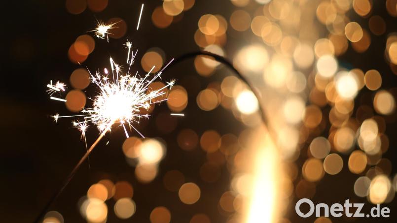 Der Feuerzauber an Silvester kann schön sein, führt aber manchmal auch zu Schäden, wie am Montag in Auerbach. Symbolbild: Karl-Josef Hildenbrand/dpa