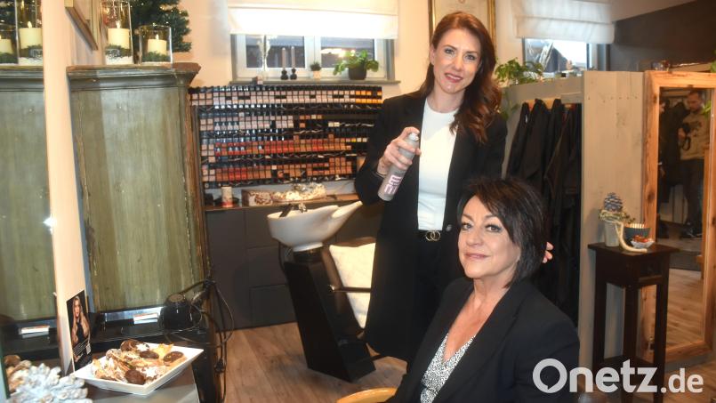 Nadine Schumann (links) ist ins Stiftland zurückgekehrt und führt nun den von ihrer Mutter Alexandra Weiß gegründeten Friseursalon in Kleinbüchlberg. Bild: ubb