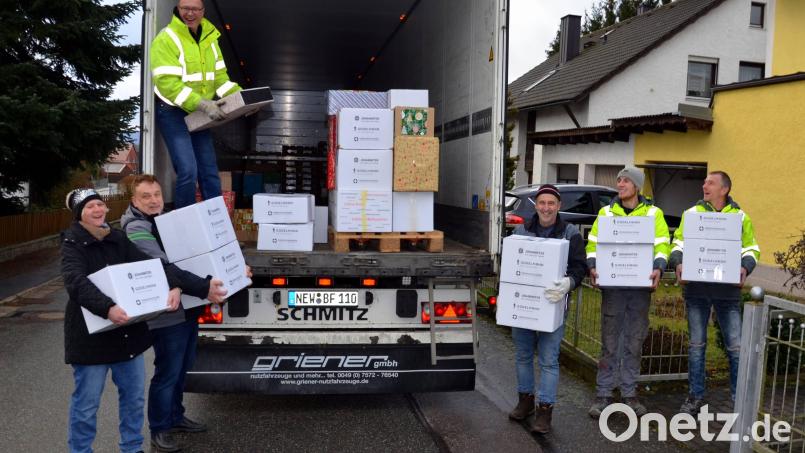 Die Weihnachtstrucker freuen sich über viele Päckchen Bild: Siegfried Zeug/exb