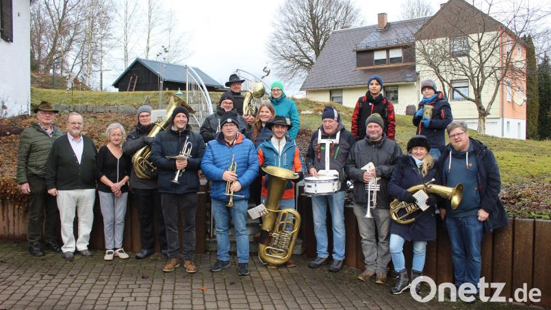Bei Herbert und Annemarie Rubenbauer (Zweiter und Dritte von links) wartete auf die Fichtelgebirgskapelle Ebnath unter Leitung von Johannes Prechtl (Fünfter von links) ein warmes Mittagessen. Bild: soj/exb