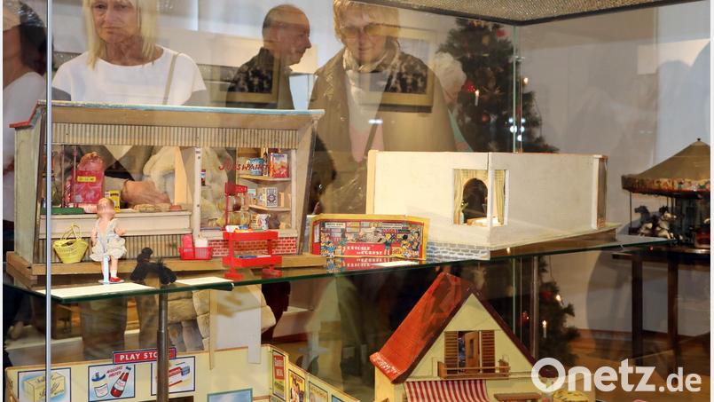 Die Ausstellung im Stadtmuseum Schwandorf lässt die Besucher mit Puppenstuben, Kaufläden und Kioske in die Kinderwelt vergangener Tage eintauchen. Bild: Götz