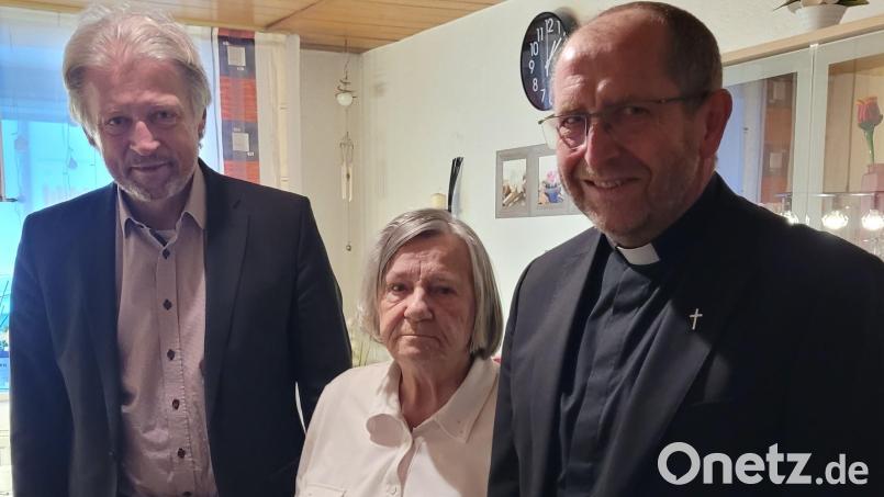 Bürgermeister Lothar Müller (links) und Pfarrer Thomas Thiermann (rechts) gratulierten Ingrid Götz aus Schönkirch zum 85. Geburtstag. Bild: Marktgemeinde Plößberg/exb