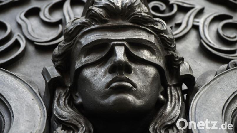 Ein 14-Jähriger wird wegen Mordes an einem Gleichaltrigem angeklagt. Symbolbild: Sonja Wurtscheid/dpa/Symbolbild