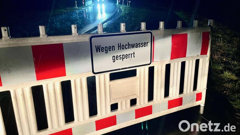 In Neustadt/WN wurde am Dienstagabend bereits die Hochwasser-Warnschilder aufgestellt. An der Straße nach Theisseil drohte bereits die Überflutung. Symbolbild: Gabi Schönberger