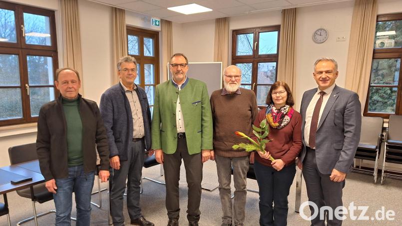 Bei dem Personaltermin waren dabei: (von links) stellvertretender Personalratsvorsitzender Richard Schiedeck, Personalchef Walter Brucker, Manfred Heinzmann, Dr. Jochen Bloßfeldt, Ute Hopf und Landrat Roland Grillmeier. Bild: Fabian Polster/Landratsamt Tirschenreuth/exb
