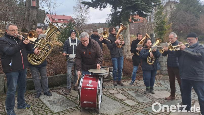 Die Musikanten mit ihrem Leiter Franz-Josef Pscherer (links). Bild: gis