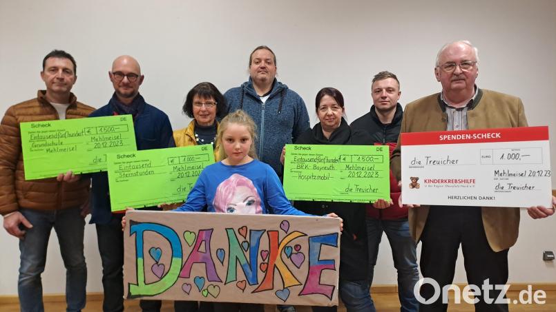 Vertreter der beschenkten Institutionen mit Uli Pscherer (links), Sigrid Bauer (Dritte von links), Johannes Lautenbacher (Vierter von links), Raphael Pscherer (Zweiter von rechts) und Leni Lautenbacher (vorne). Bild: gis/exb
