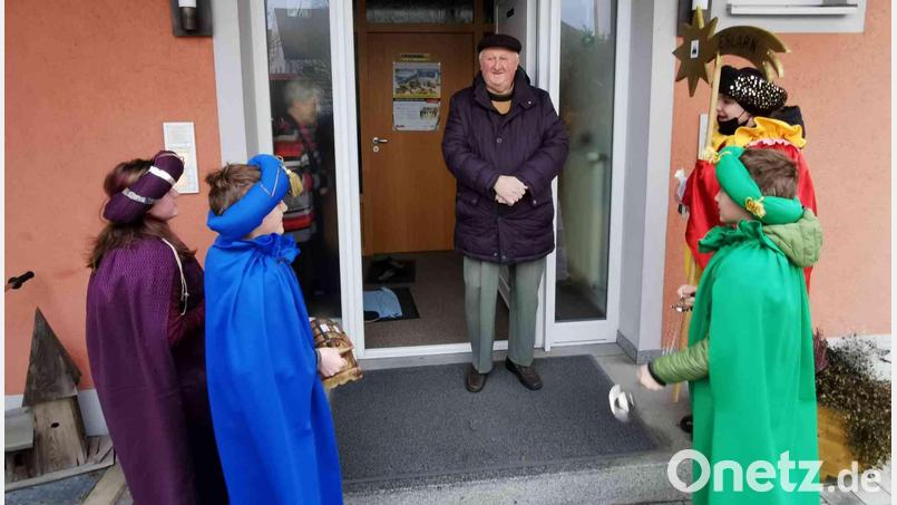 Pfarrer Erwin Bauer freut sich alle Jahre wie hier am 4. Januar 2023 auf den Besuch der Sternsinger. Archivbild: gz