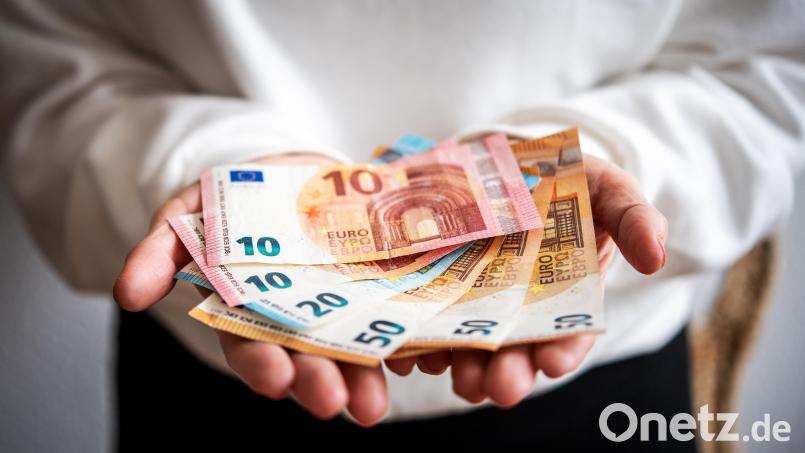 Folgen von Unfällen und Erkrankungen können für Betroffene und deren Familien häufig auch finanziell teuer werden. Symbolbild: Zacharie Scheurer /dpa