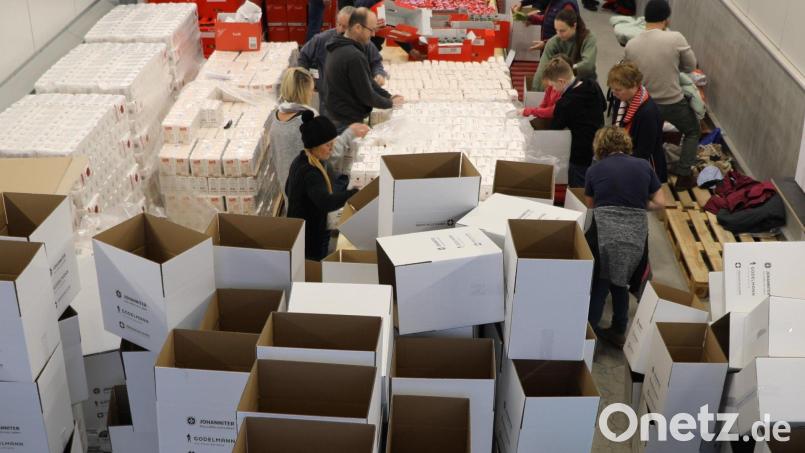 Bei der Firma Godelmann in Högling waren die Pakete für die Weihnachtstrucker gepackt worden. Archivbild: Houschka
