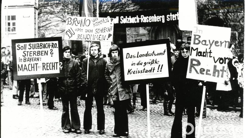 Sein Interesse für kommunalpolitische Vorgänge zeigte sich bei Hans-Jürgen Reitzenstein (Zweiter von links) schon in jungen Jahren, wie etwa 1972 vor dem Rathaus bei einer Demonstration für den Erhalt des Landkreissitzes in Sulzbach-Rosenberg mit Wilhelm Winkler (links), Thomas Steiner (Dritter von links) und Heiner Himsel (rechts). Bild: Archiv Fritz Ottmann