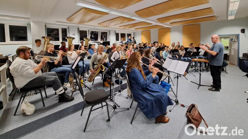 Der Musikverein Waidhaus übt bereits fleißig für die Neujahrskonzerte. Karten gibt es unter anderem beim Waidhauser Adventsmarkt. Bild: Carola Ringholz/exb