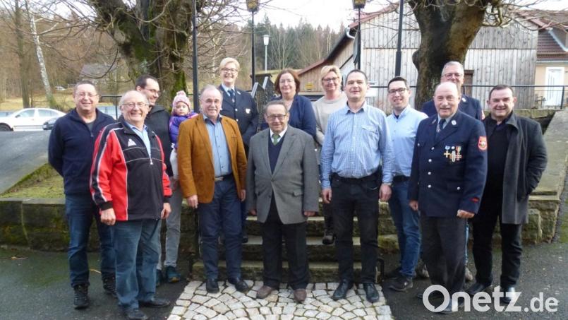 Zahlreiche Abordnungen vieler Vereine gratulierten Horst Schuller (vorne, Dritter von rechts) zum 85. Geburtstag. Im Bild (vorne, von links) Siegfried Walter, Heinz Kett, Jubilar Horst Schuller, Thomas Mayer, Engelbert Träger, Pfarrer Konrad Amschl sowie (hinten, von links) Reihe: Klaus Sladky, Fabian Schöberl, Carolin Mayer, Theresa Meindl, Michael Träger und Markus Blei. Bild: Siegfried Walter/exb
