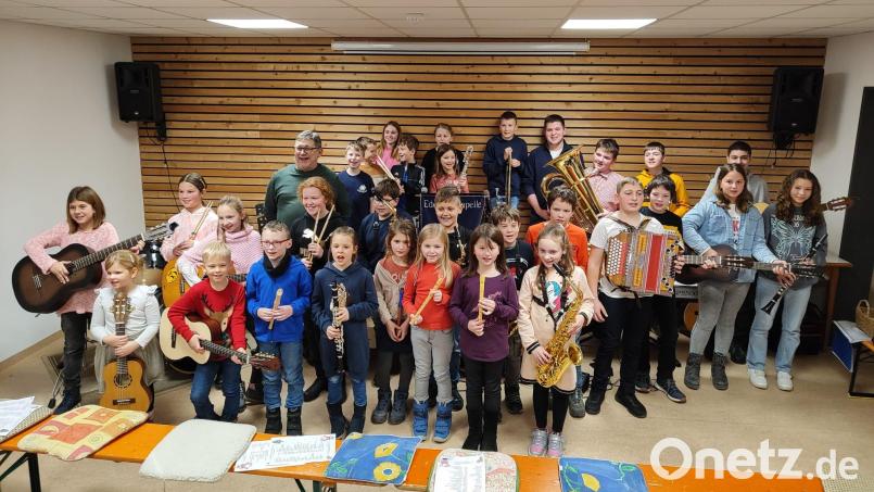 Kinder im Alter von sechs bis zwölf Jahren zeigen in Pertolzhofen unter der Leitung von Diplom-Musiklehrer Stefan Karl wie gut sie ihre Instrumente bereits beherrschen. Bild: Edelweiß-Kapelle Pertolzhofen/exb