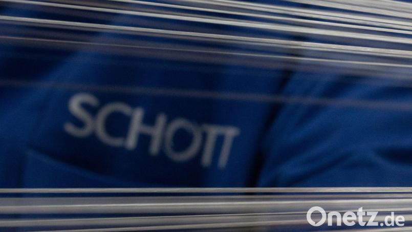Für den Spezialglas-Hersteller Schott in Mitterteich gilt weiterhin Kurzarbeit. Symbolbild: Sebastian Christoph Gollnow/dpa