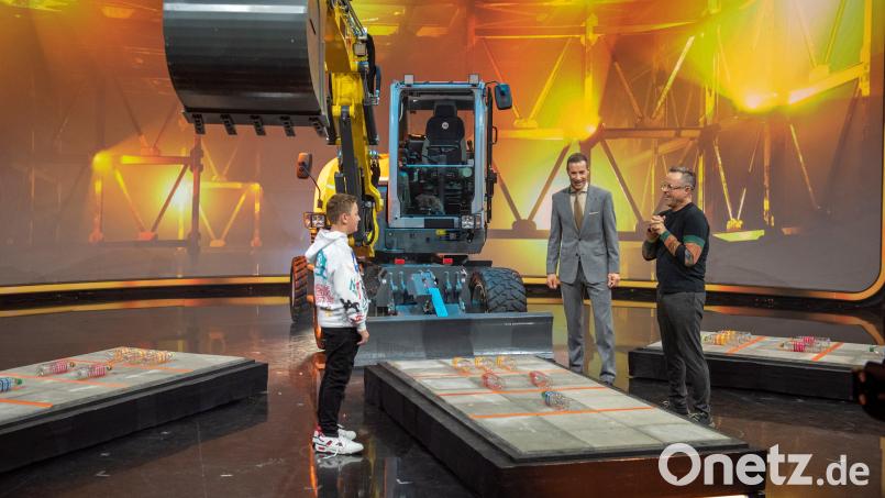 Markus aus Vohenstrauß (links) tritt beim TV-Duell &quot;Klein gegen Groß&quot; gegen Schauspieler Jan Josef Liefers (rechts) an. Moderator Kai Pflaume (Mitte) führt durch die Sendung, die am 6. Januar ausgestrahlt wird. Bild: NDR/Thorsten Jander