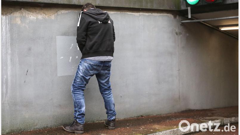 Über einen Wildpinkler - hier ein Symbolbild - hat sich ein Sulzbach-Rosenberger dermaßen echauffiert, dass er ein Gurkenglas nach ihm warf. Symbolbild: Axel Heimken/dpa