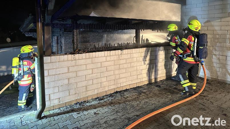 Am Neujahrsmorgen hat in Haselmühl ein Carport gebrannt. Bild: Kreisbrandinspektion Amberg-Sulzbach