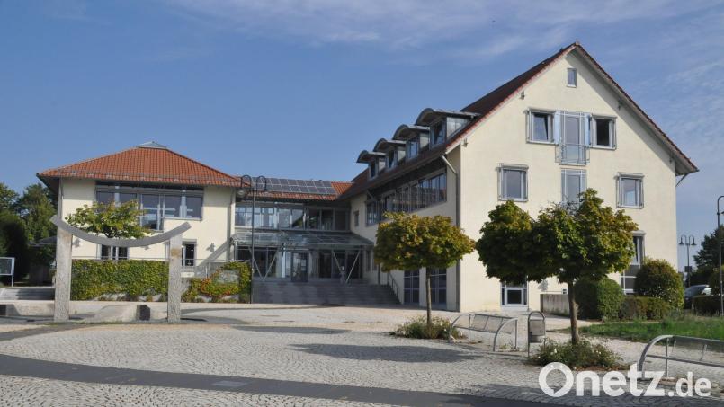 Rathaus (Bild), Sportarena und Schulzentrum sind bereits an das Glasfasernetz angeschlossen. Bis 2028 sollen alle Anwesen in der Gemeinde folgen. Archivbild: ak