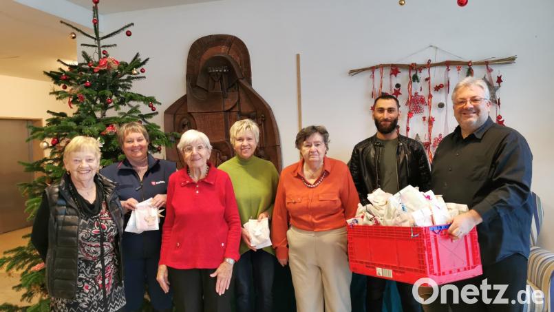 Astrid Knab von den Maltesern (Zweite von links) überbrachte mit Ehrenamtlichen im Caritas-Altenheim selbstgebastelte Geschenke an die Bewohnervertretung und Heimleiter Carsten-Armin Jakimowicz (rechts). Bild: Andreas Felber/Caritas/exb