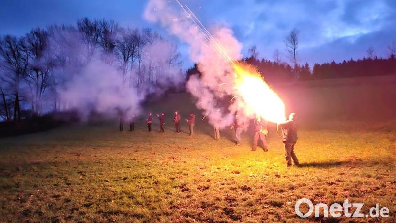 Die Böllerschützen der Schloßfalken Pertolzhofen und der Murachtaler Schützen begrüßen das Neue Jahr auf dem Kalvarienberg und bilden den Anfang einer Neujahrsfeier rund um den Vereinsstodl. Bild: wel